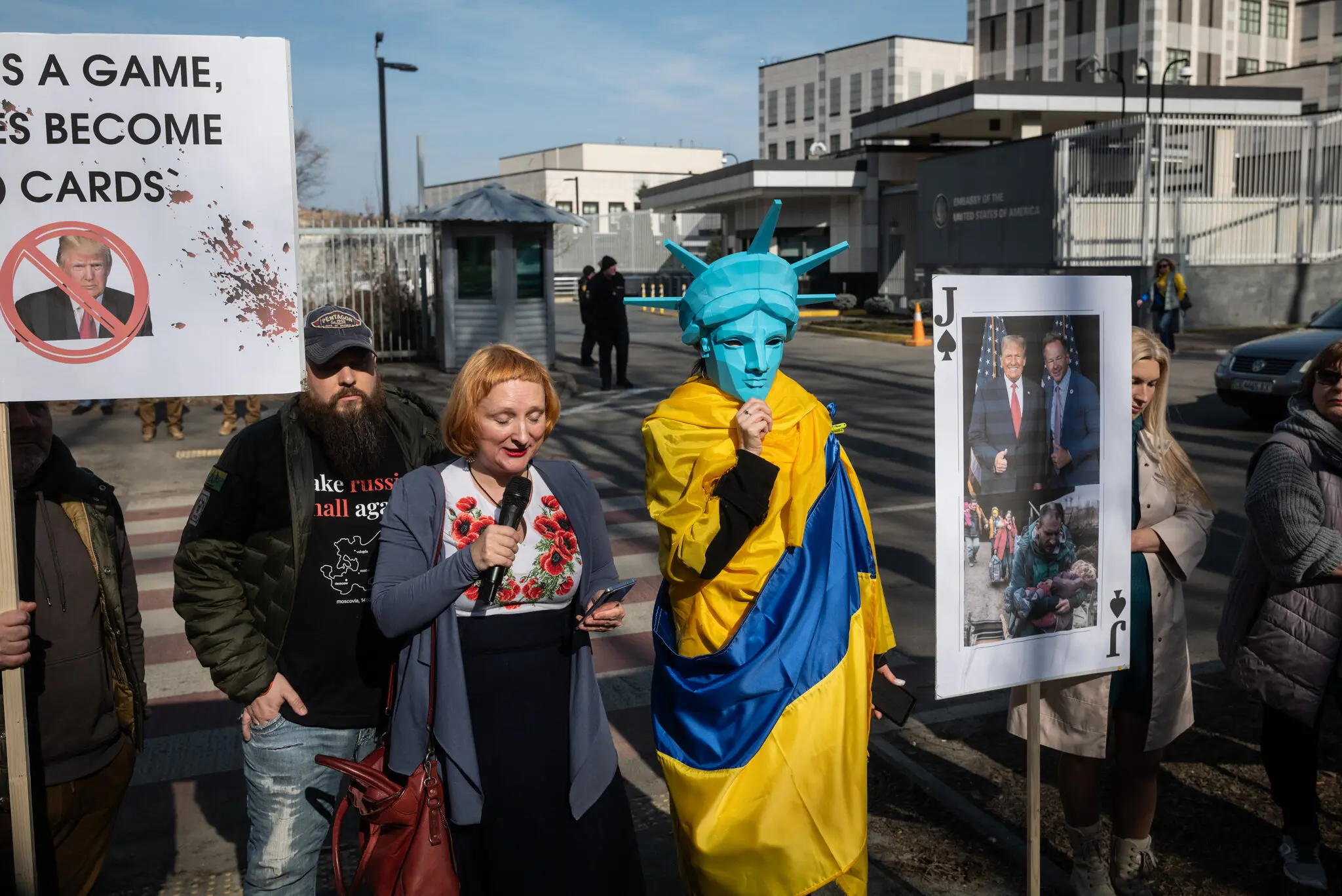 Протест у Києві цього місяця проти припинення президентом Трампом військової допомоги Україні. Відтоді рішення було скасовано.